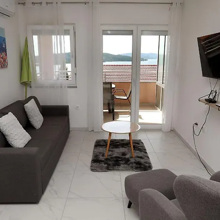 2 Bed Трогір